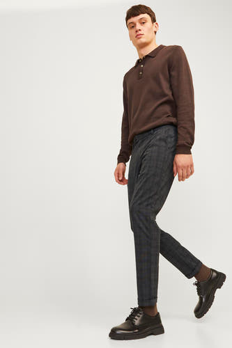 Pantalon brun de JACK & JONES JEANS INTELLIGENCE, avec motif carreaux, associé à un polo brun et des chaussures noires.