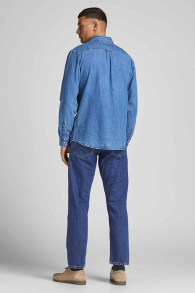 Taps toelopende jeans van JACK & JONES JEANS INTELLIGENCE, met een mediumblauwe denim wassing en suède schoenen.
