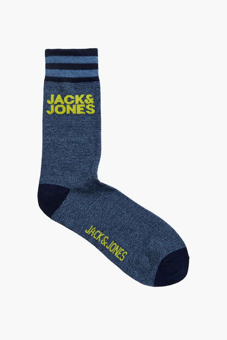 Chaussettes bleues d'ACCESSORIES BY JACK & JONES, avec un haut rayé et le logo de la marque en jaune vif.