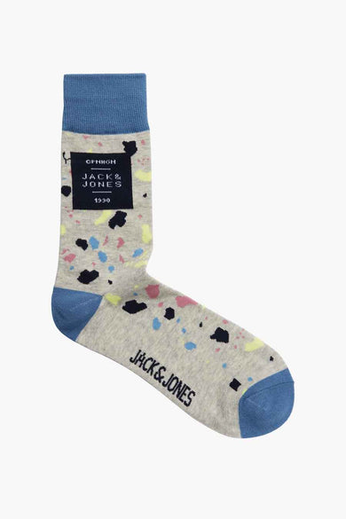 Chaussettes grises d'ACCESSORIES BY JACK & JONES avec un motif terrazzo dans les couleurs bleu, rose et jaune.