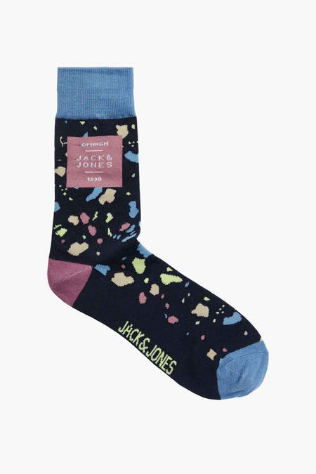 Chaussettes bleues d'ACCESSORIES BY JACK & JONES avec un motif multicolore, une bordure côtelée et un logo.