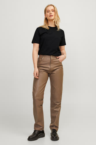 T-shirt noir de JJXX, porté avec un pantalon en cuir marron et des chaussures noires.