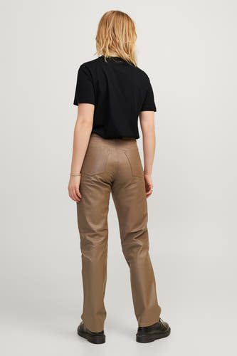 T-shirt noir de JJXX, vu de derrière, associé à un pantalon en cuir marron et des chaussures noires.