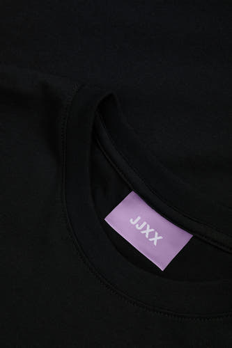T-shirt noir de JJXX, avec un étiquette de marque violette dans le col.