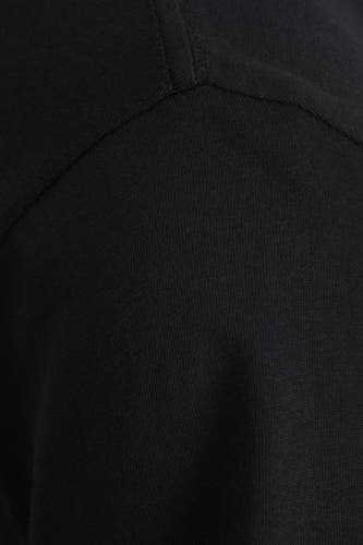 T-shirt noir de JJXX, avec une douce texture coton et une simple couture brodée à l'épaule.