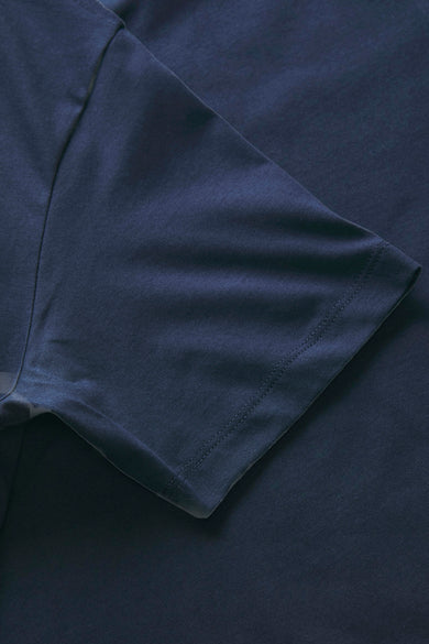 T-shirt bleu à manches courtes de JJXX, détail de la manche avec broderie.