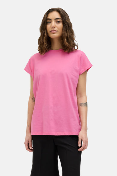 T-shirt rose à manches courtes de JJXX, porté avec un pantalon noir.
