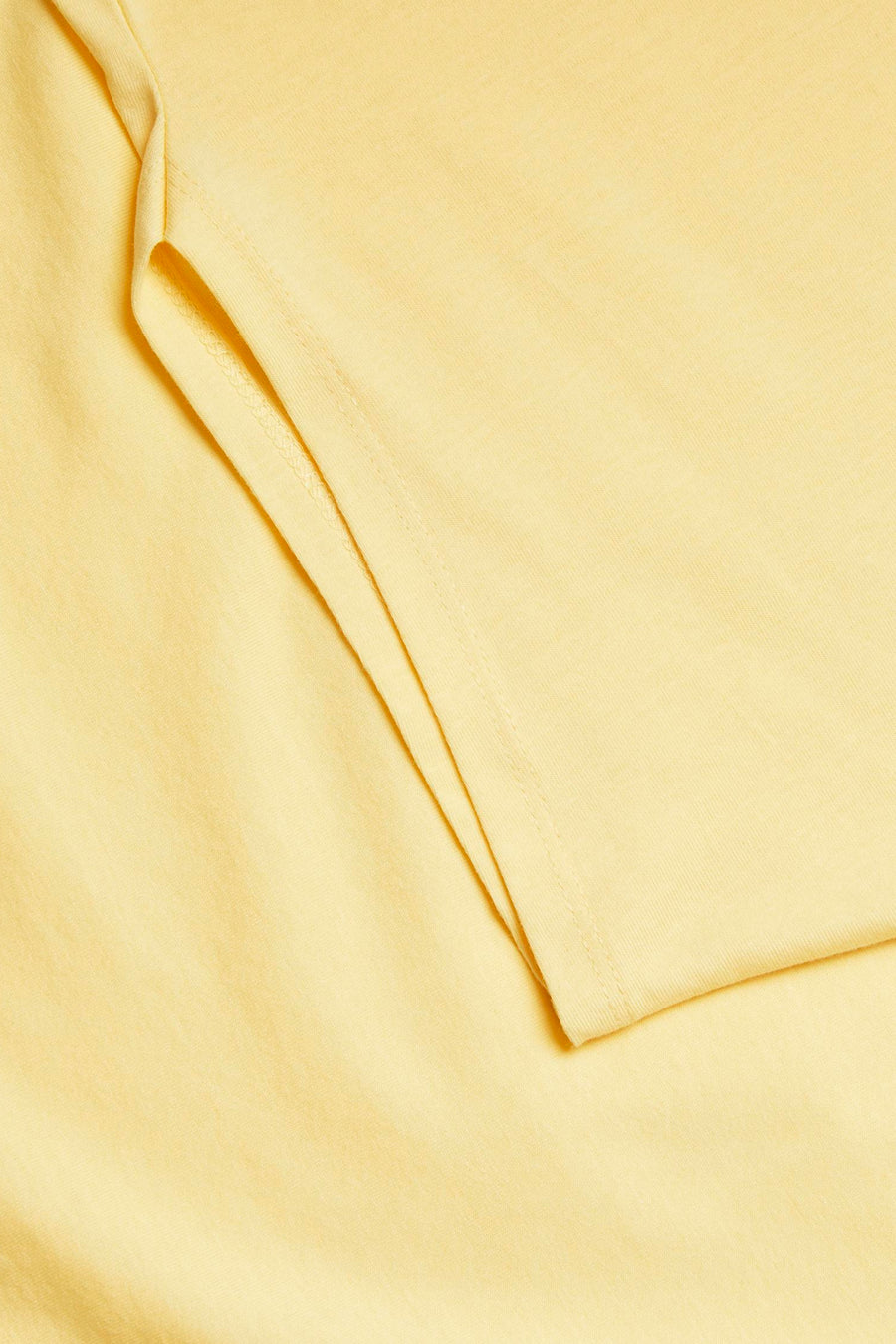 T-shirt jaune de JJXX, gros plan sur la manche avec une texture douce et des coutures subtiles.