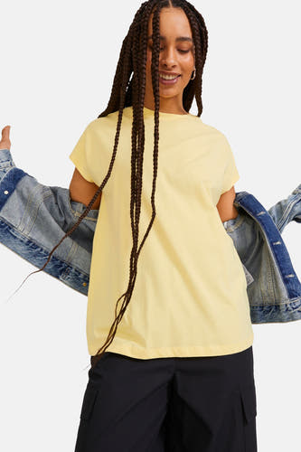 T-shirt jaune de JJXX, avec une coupe décontractée et une veste en jean habillée par-dessus.