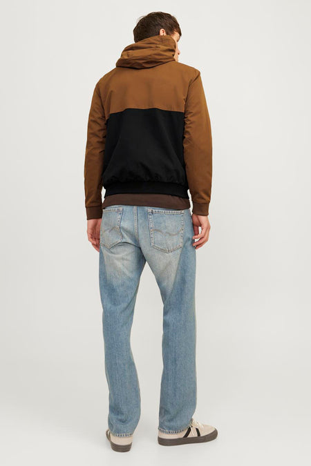 Veste courte marron de ORIGINALS BY JACK & JONES, avec des détails noirs et une capuche, vue de dos, combinée avec un jean.