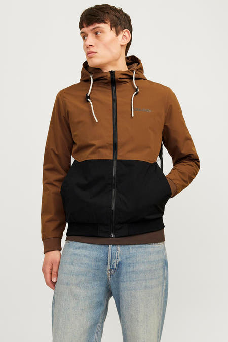 Veste courte marron de ORIGINALS BY JACK & JONES, avec des détails noirs et une capuche, portée avec un jean.