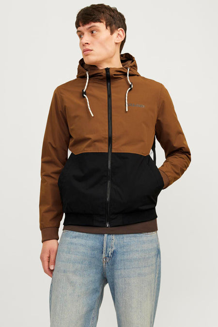 Veste courte marron de ORIGINALS BY JACK & JONES, avec des détails noirs et une capuche, portée avec un jean.