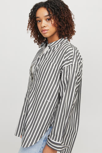 Blanc, chemise rayée à manches longues de JJXX, avec une fermeture à boutons et une poche poitrine.