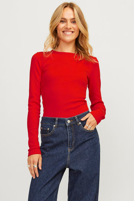 T-shirt à manches longues rouge de JJXX, avec un design uni, porté avec un jean ample et des chaussures noires, vu de dos.