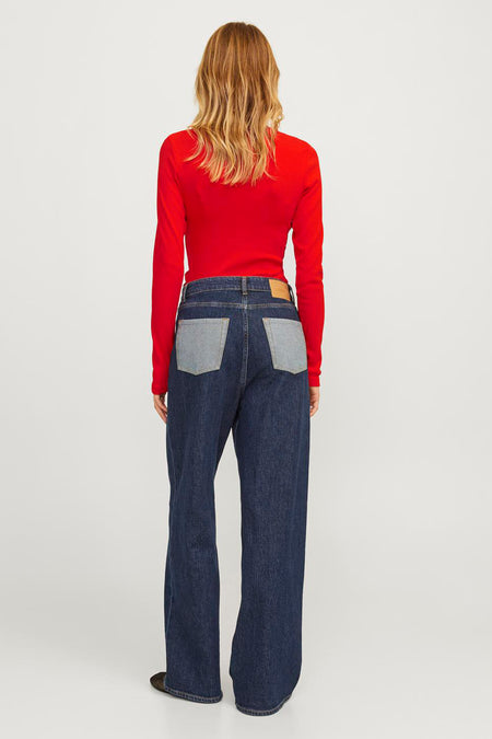 Rood T-shirt met lange mouwen van JJXX, met een effen ontwerp, gedragen met wijde jeans en zwarte schoenen, vanuit de achterkant gezien.