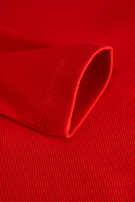 T-shirt à manches longues rouge de JJXX, avec une texture côtelée et une manche longue positionnée en diagonale dans l'image.
