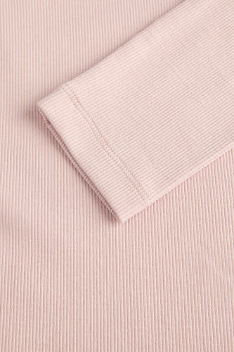 T-shirt rose à manches longues de JJXX, avec une texture côtelée fine et des boutons sur la manche.