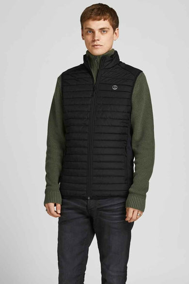 Gilet chauffeuse noir de CORE BY JACK & JONES, avec broderie en forme de lunettes et un gant vert dessous.