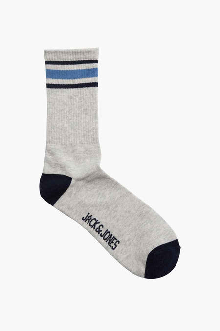 Chaussettes blanches d'ACCESSORIES BY JACK & JONES avec des rayures bleues et bleu foncé au-dessus de la cheville.