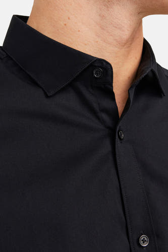 Chemise noire de PREMIUM by JACK & JONES, avec un col classique et une fermeture boutonnée.