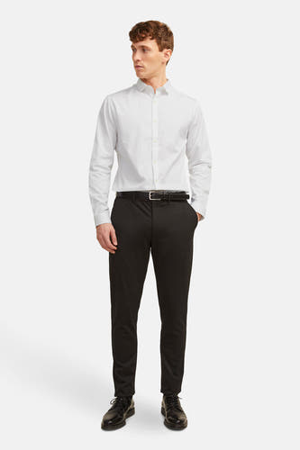Chemise blanche à manches longues de PREMIUM by JACK & JONES, associée à un pantalon noir et une ceinture.