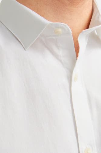 Wit overhemd met lange mouwen van PREMIUM by JACK & JONES, close-up van kraag en knopen.