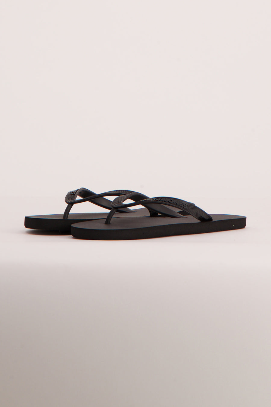 Tongs bleus de ACCESSORIES BY JACK & JONES, vus de dos, sur un fond uni.