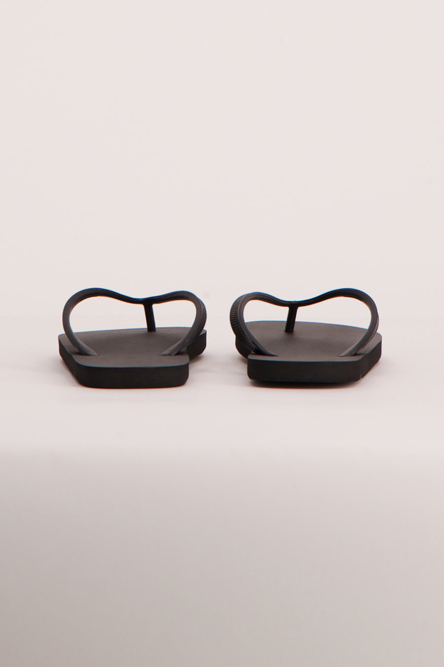 Blauwe slippers van ACCESSORIES BY JACK & JONES, gezien van achteren, op een effen achtergrond.
