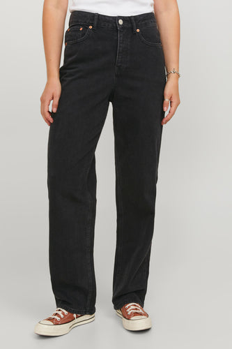 Zwarte rechte jeans met oranje sneakers.
