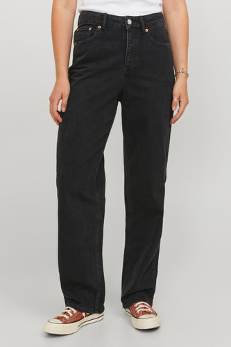 Zwarte denim broek, wijde pijpen, casual, met bruine sneakers.
