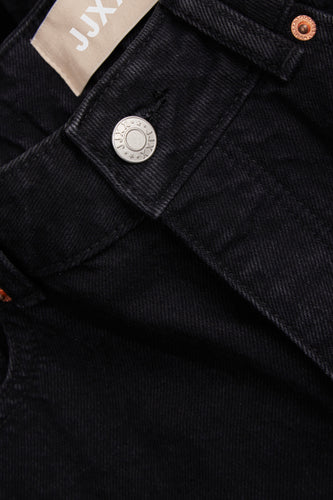 Zwarte denim broek met zilverkleurige knoop en label.