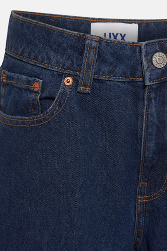 Jean en denim bleu marine de JJXX, avec poche et détail de bouton.