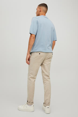 Chino beige de JACK & JONES JEANS INTELLIGENCE, vu de derrière, combiné avec un chemisier bleu clair et des baskets blanches.