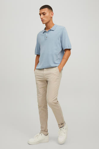 Chino beige de JACK & JONES JEANS INTELLIGENCE, combiné avec un polo bleu clair et des baskets blanches.
