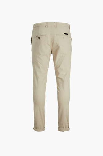 Chino beige de JACK & JONES JEANS INTELLIGENCE, avec ourlets de pantalon plissés et poches arrière à fermeture à bouton.