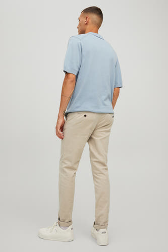 Chino beige de JACK & JONES JEANS INTELLIGENCE, vu de derrière, associé à un polo bleu clair et des baskets blanches.