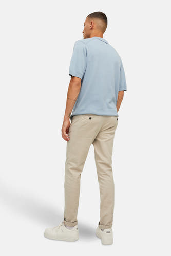 Chino beige de JACK & JONES JEANS INTELLIGENCE, vu de derrière, avec un polo bleu clair et des baskets blanches.