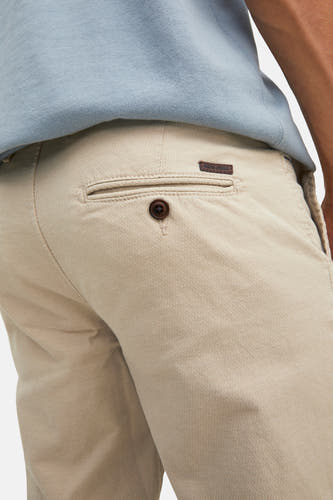 Beige chino van JACK & JONES JEANS INTELLIGENCE, met een subtiel patroon en een achterzak met knoop.

