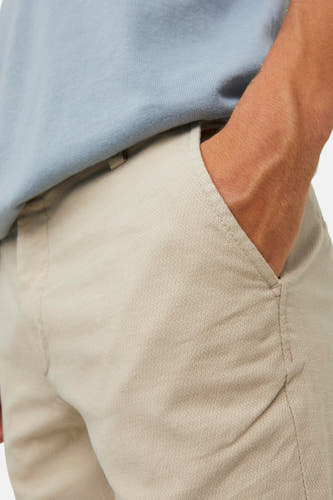 Chino beige de JACK & JONES JEANS INTELLIGENCE, avec une texture subtile et une main de poche.