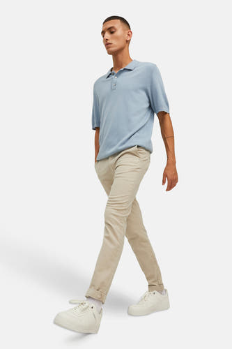 Chino beige de JACK & JONES JEANS INTELLIGENCE, combiné avec un polo bleu clair et des baskets blanches.