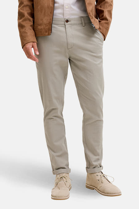 Chino vert de JACK & JONES, associé à des chaussures suède et des sandales beige.