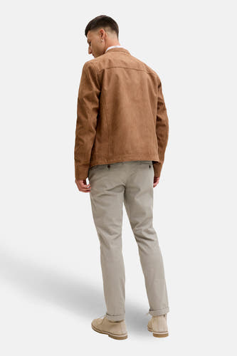 Chino vert de JACK & JONES JEANS INTELLIGENCE, avec des poches surmontées et des chaussures claires.