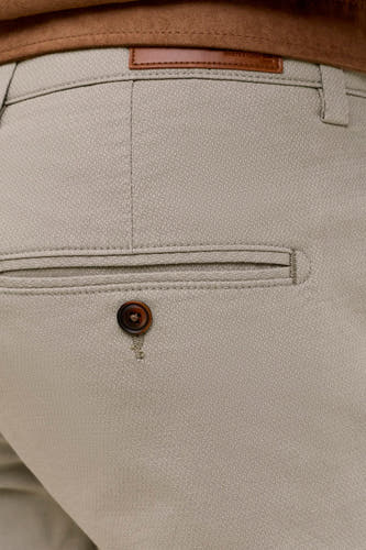 Chino vert de JACK & JONES JEANS INTELLIGENCE, gros plan sur l'arrière avec un nœud et une poche en marron.