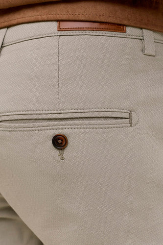 Beige pantalon met knoopzak.