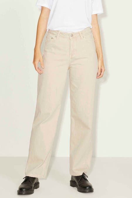 Jean droit beige de JJXX, combiné avec un t-shirt blanc et des chaussures noires.