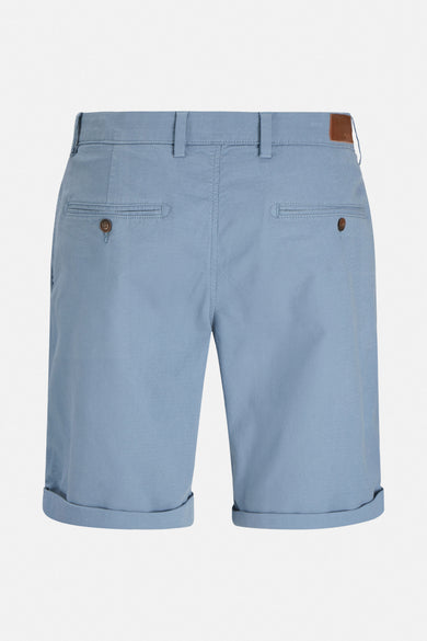 Blauwe short van JACK & JONES JEANS INTELLIGENCE, met opgerolde pijpen en zakken aan de achterkant.
