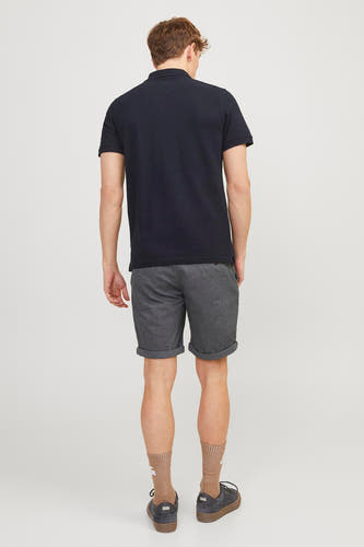 Short de denim gris JACK & JONES JEANS INTELLIGENCE, avec des poches pliées et associé à un polo.
