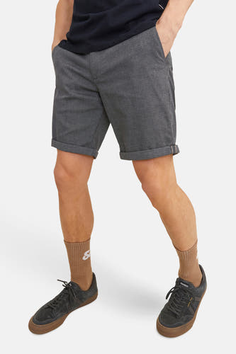 Short de denim gris JACK & JONES JEANS INTELLIGENCE, avec des poches rabattues et porté avec des chaussettes brunes et des chaussures foncées.