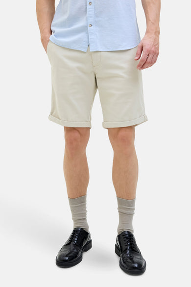 Crème court de JACK & JONES JEANS INTELLIGENCE, avec des poches arrière et des jambes relevées.