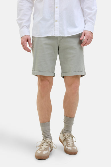 Short vert de JACK & JONES JEANS INTELLIGENCE, avec poches à boutons et revers relevés.